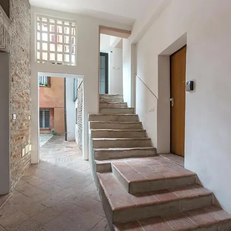 Guesthost - Center X3